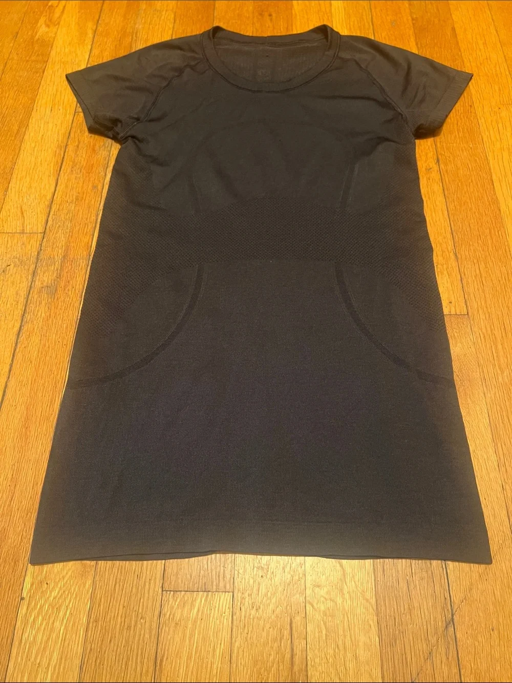 Lululemon Swiftly Tech Short Sleeve Crew Tee in Black, Women’s size 6